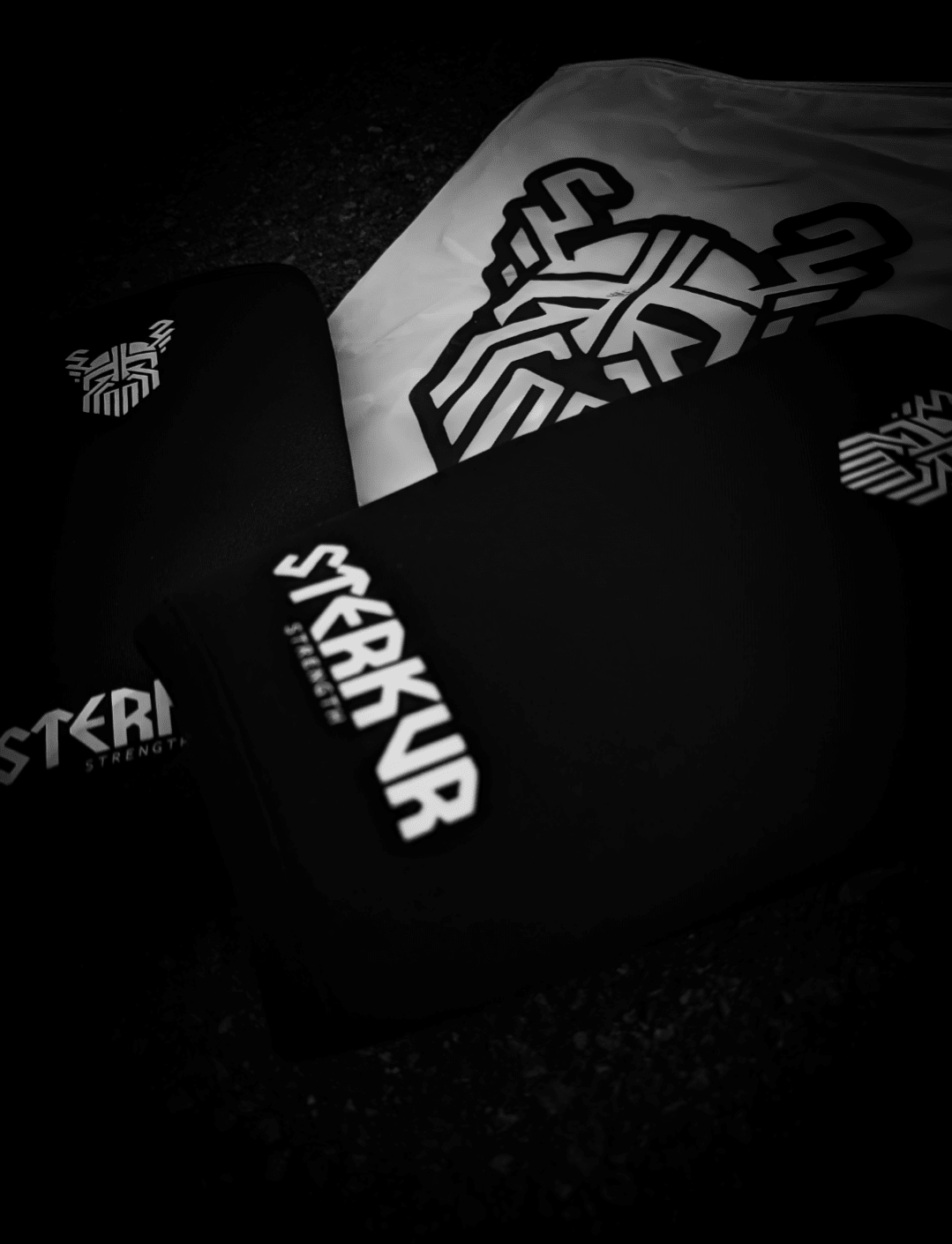 JÁRNKNÉ KNEE SLEEVES - STERKUR STRENGTH